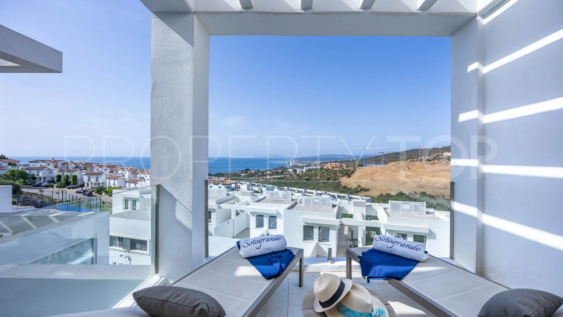 For sale 3 bedrooms town house in Bahia de las Rocas