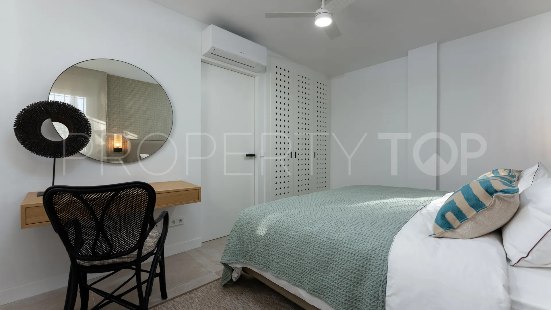 Calahonda Playa, atico duplex con 2 dormitorios a la venta