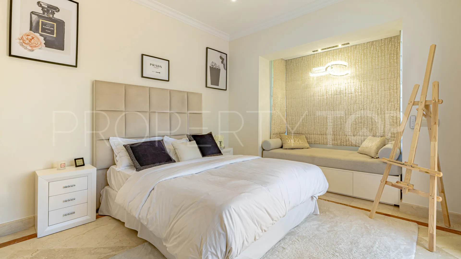 Buy villa in Los Flamingos with 6 bedrooms