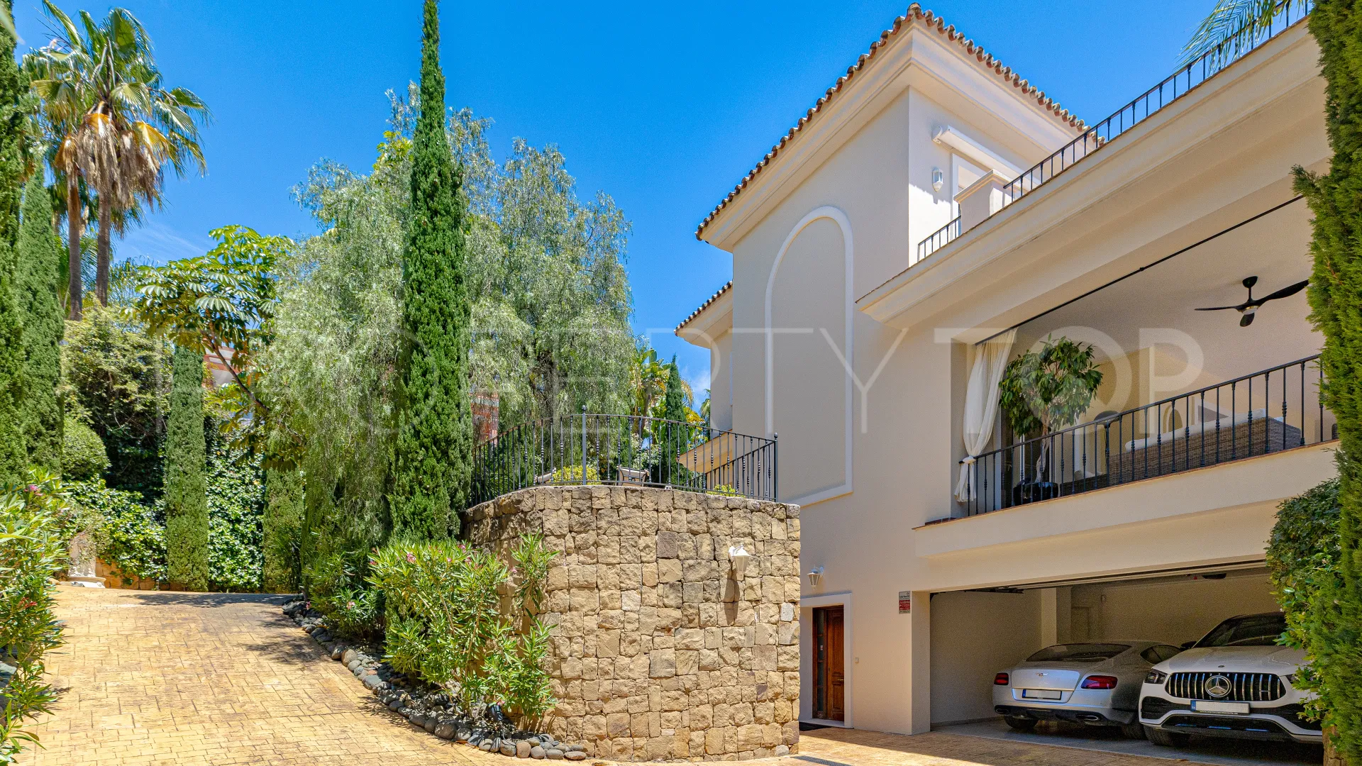 Buy villa in Los Flamingos with 6 bedrooms