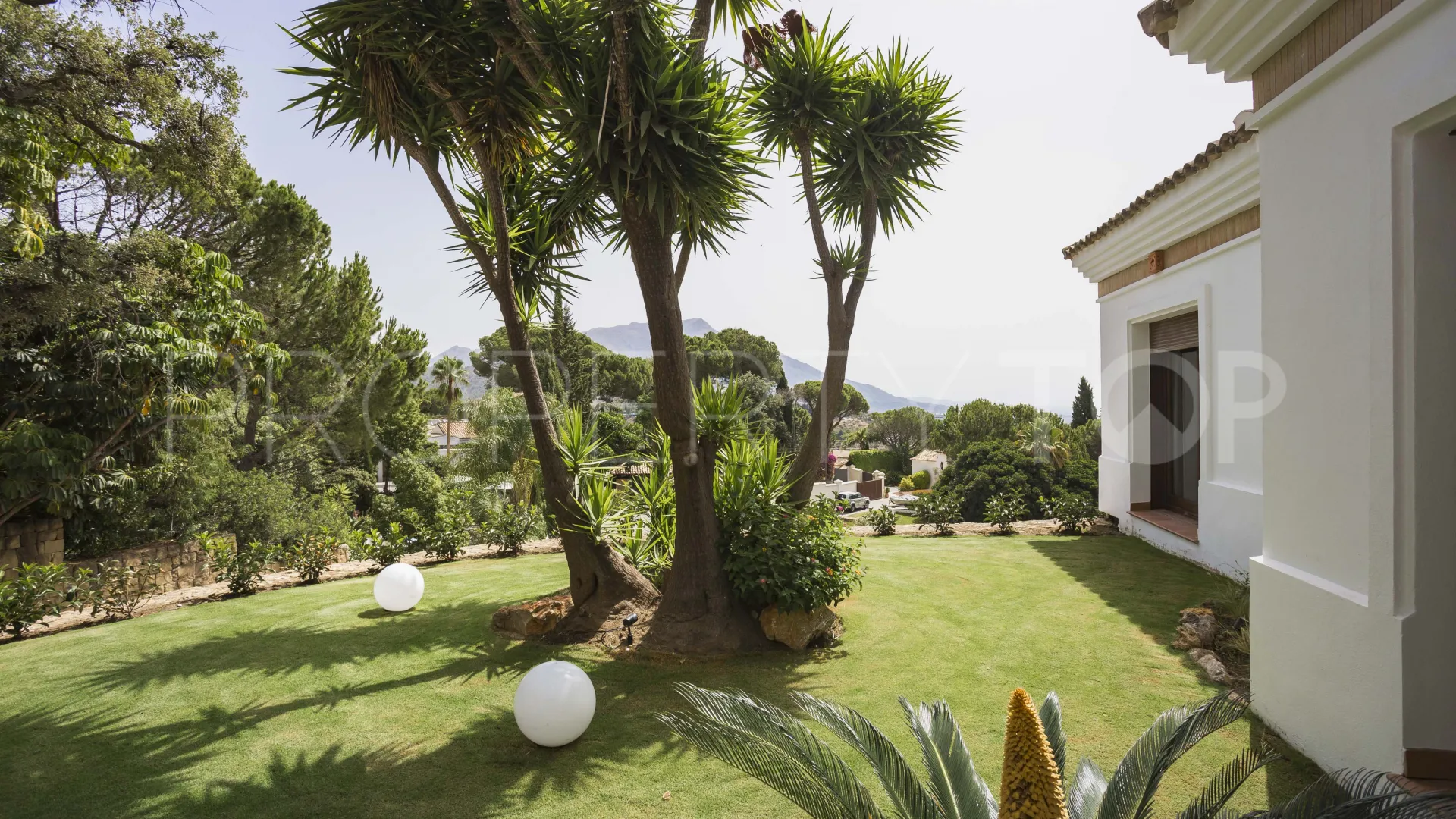 For sale El Madroñal villa with 7 bedrooms
