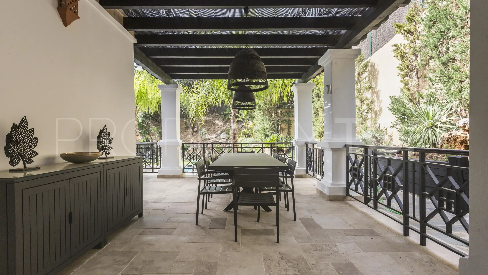 For sale El Madroñal villa with 7 bedrooms