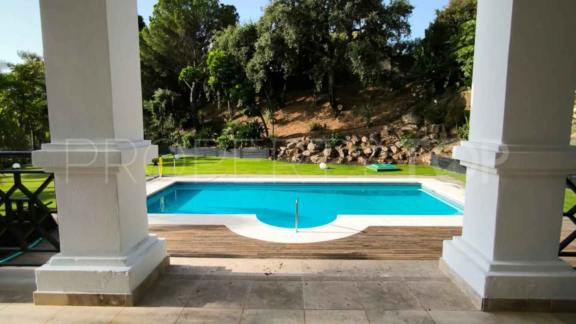 For sale El Madroñal villa with 7 bedrooms