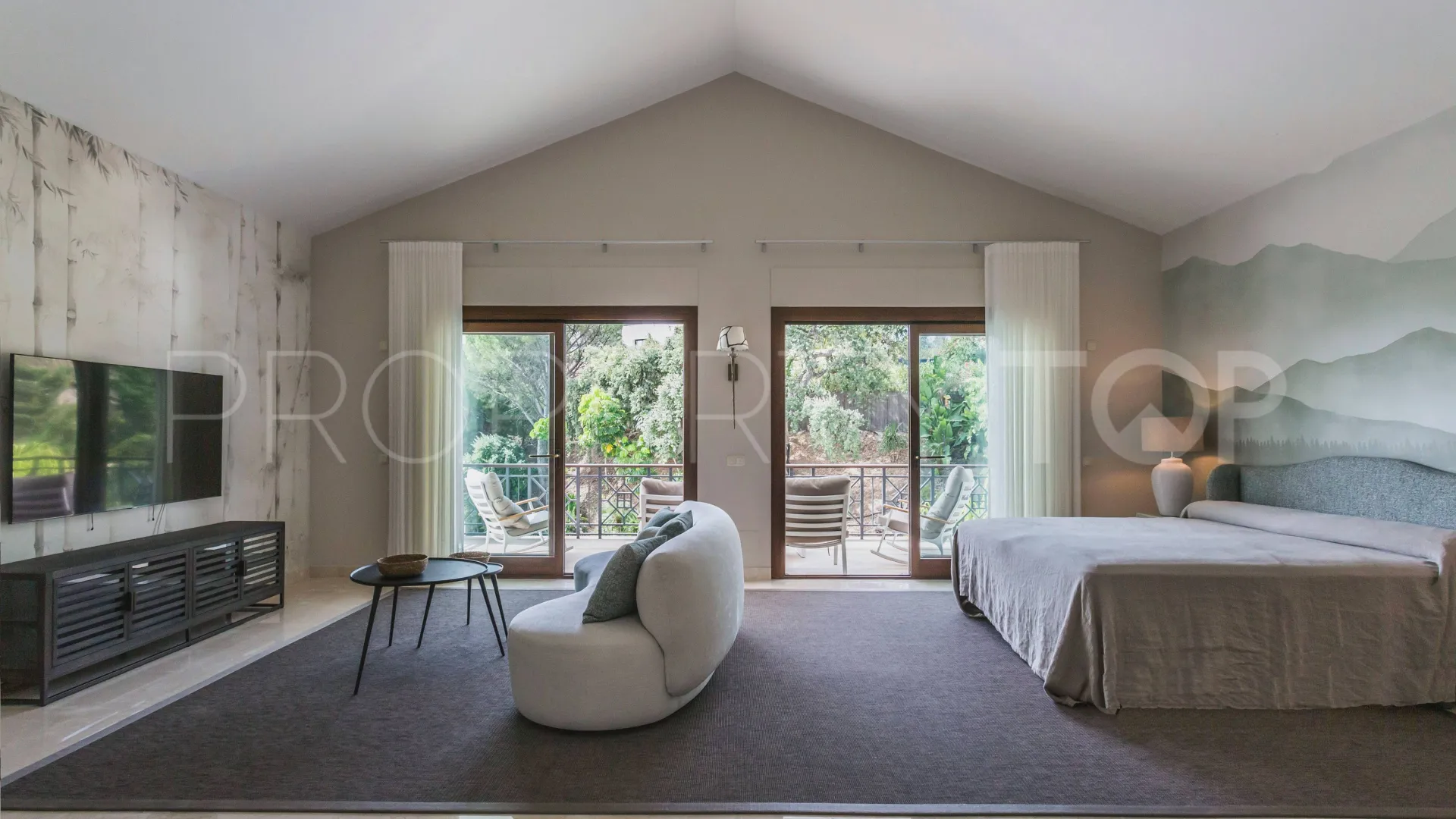 For sale El Madroñal villa with 7 bedrooms