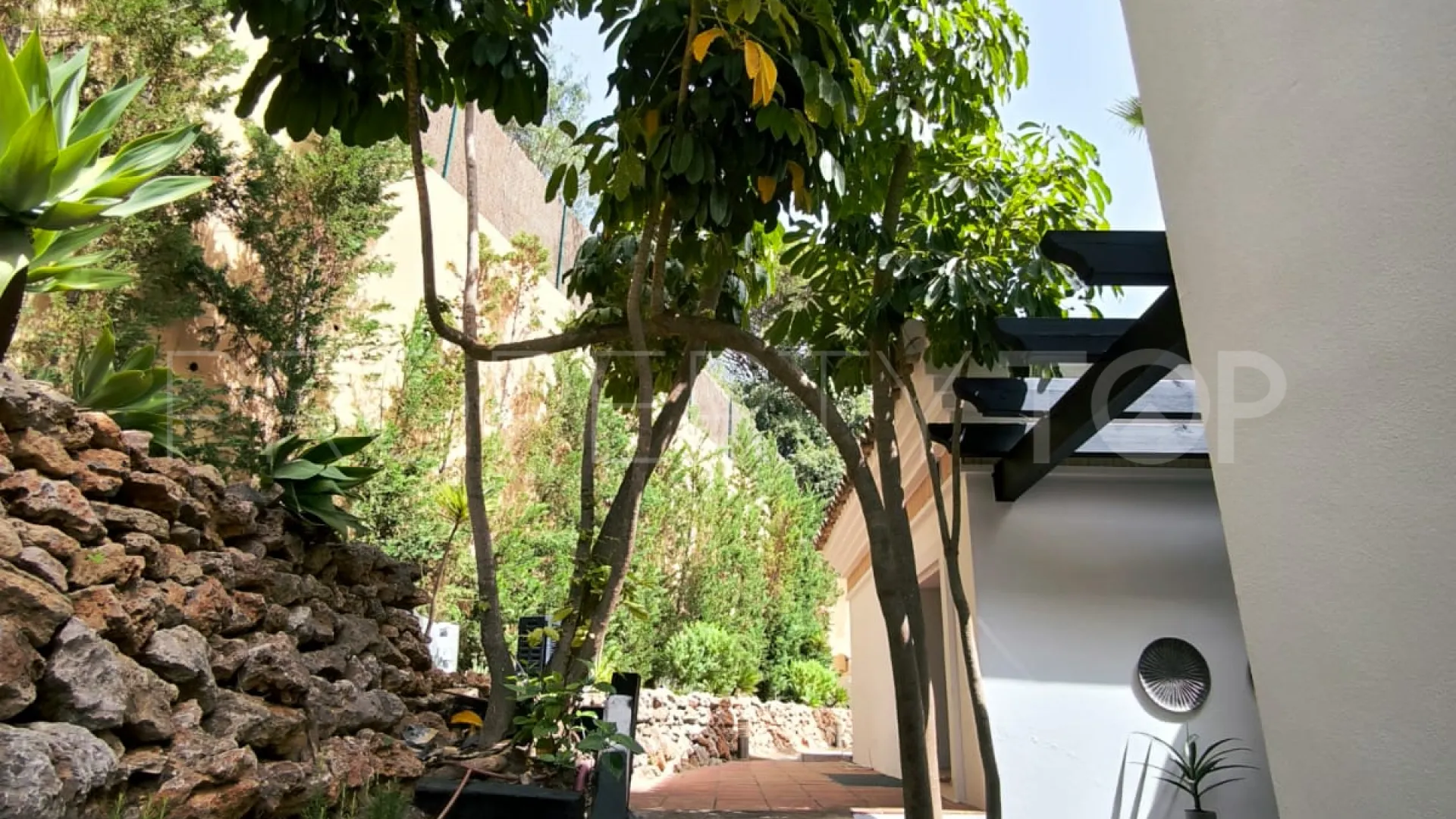 For sale El Madroñal villa with 7 bedrooms