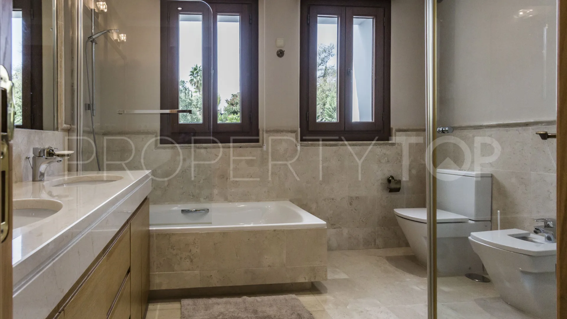 For sale El Madroñal villa with 7 bedrooms