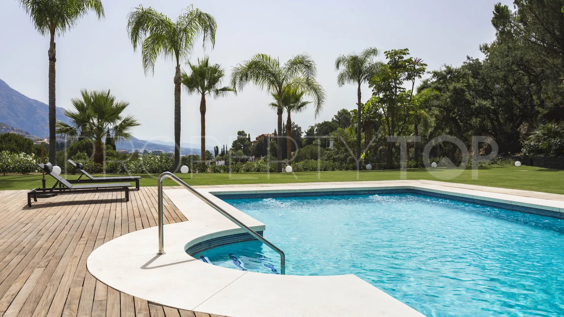 For sale El Madroñal villa with 7 bedrooms