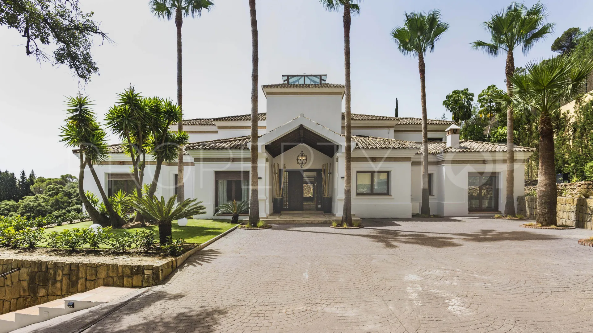 For sale El Madroñal villa with 7 bedrooms