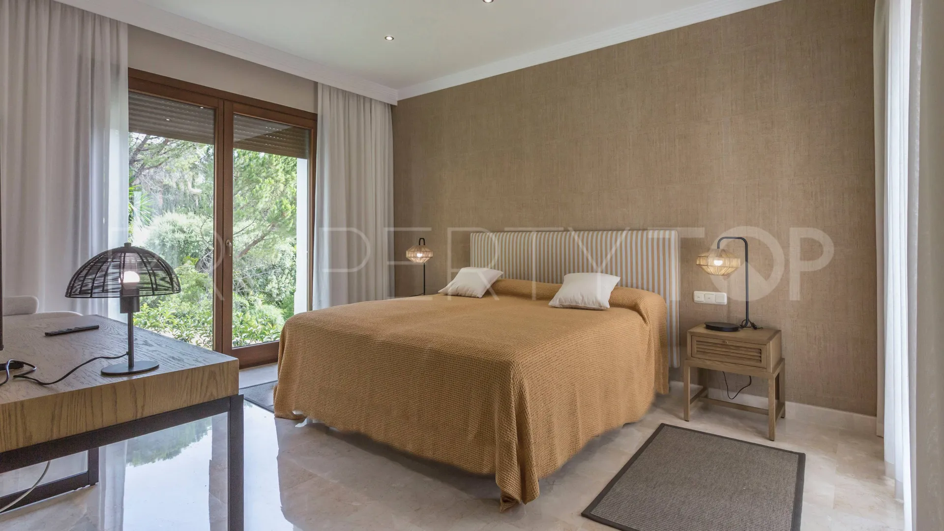 For sale El Madroñal villa with 7 bedrooms