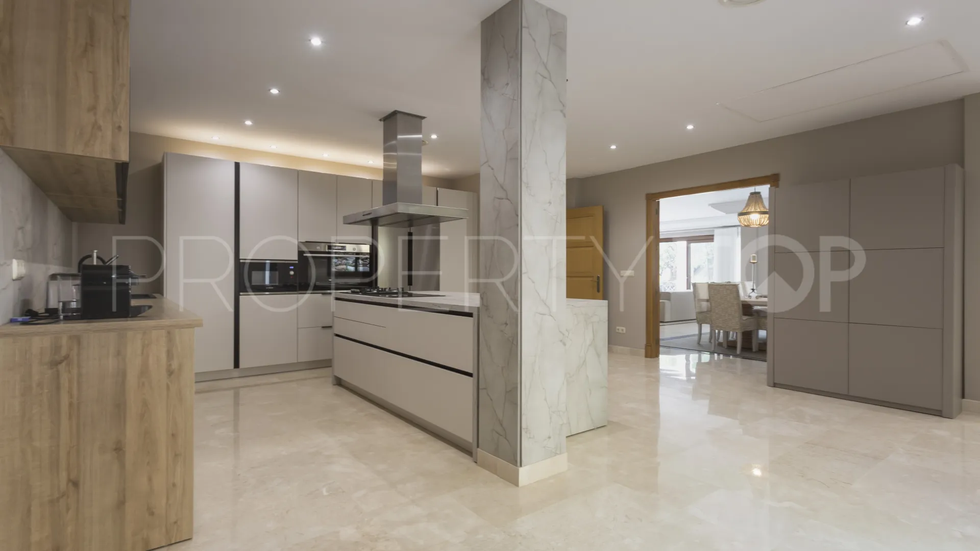 For sale El Madroñal villa with 7 bedrooms