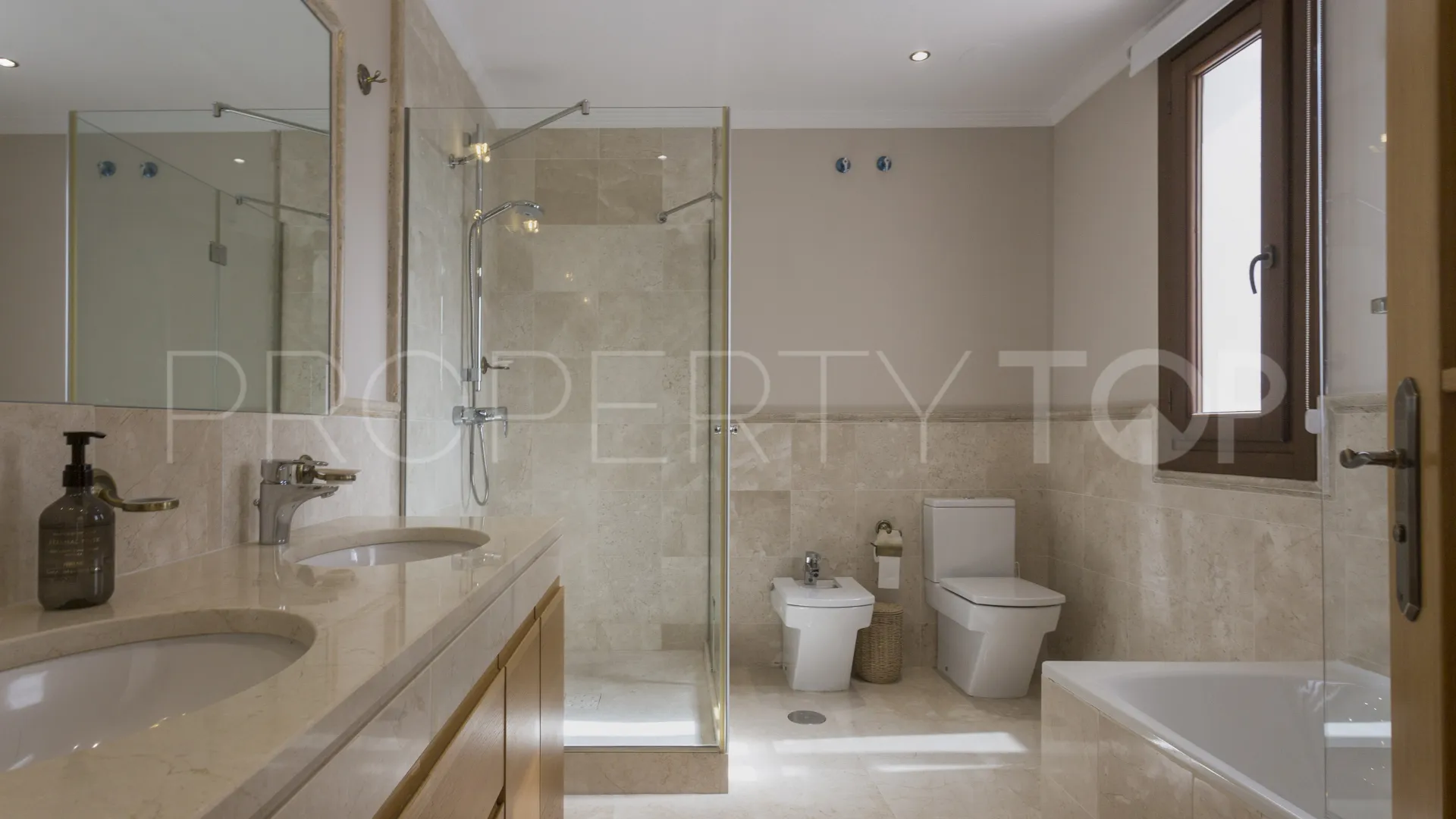 For sale El Madroñal villa with 7 bedrooms
