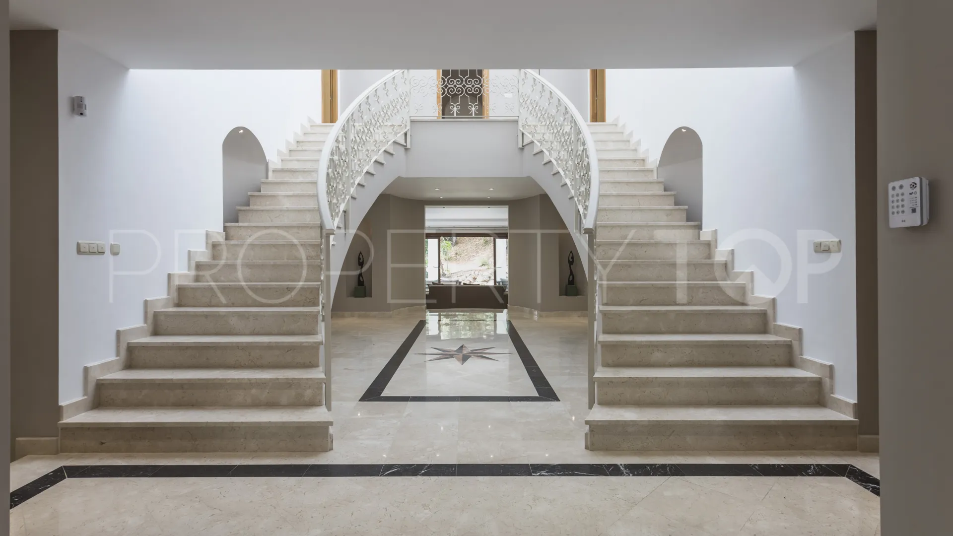 For sale El Madroñal villa with 7 bedrooms