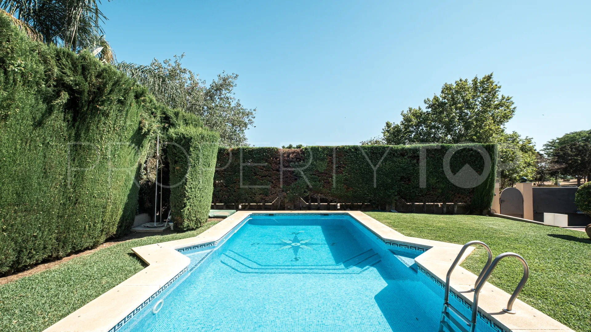 Se vende chalet en Alhaurin de la Torre con 5 dormitorios
