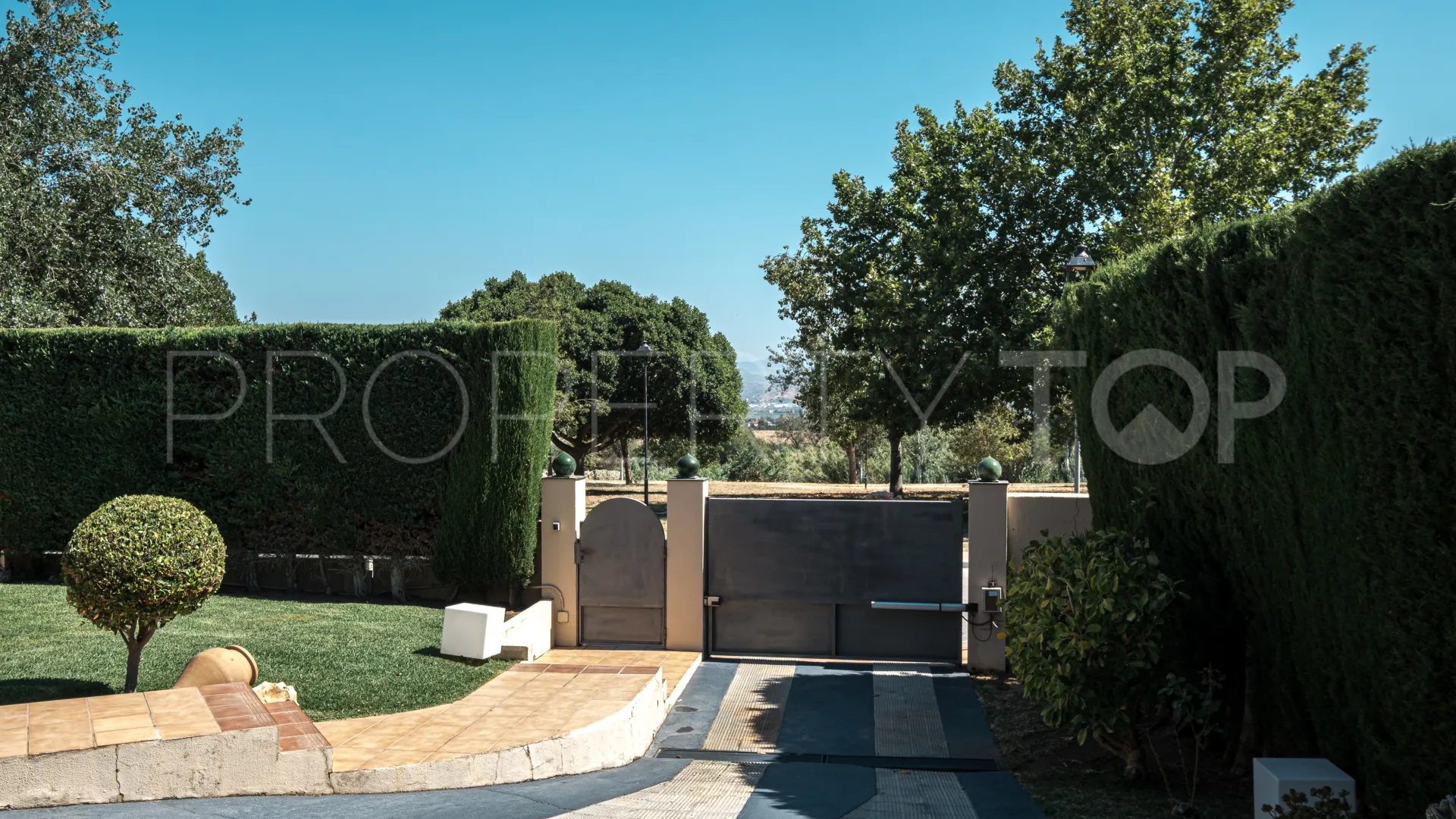 Se vende chalet en Alhaurin de la Torre con 5 dormitorios