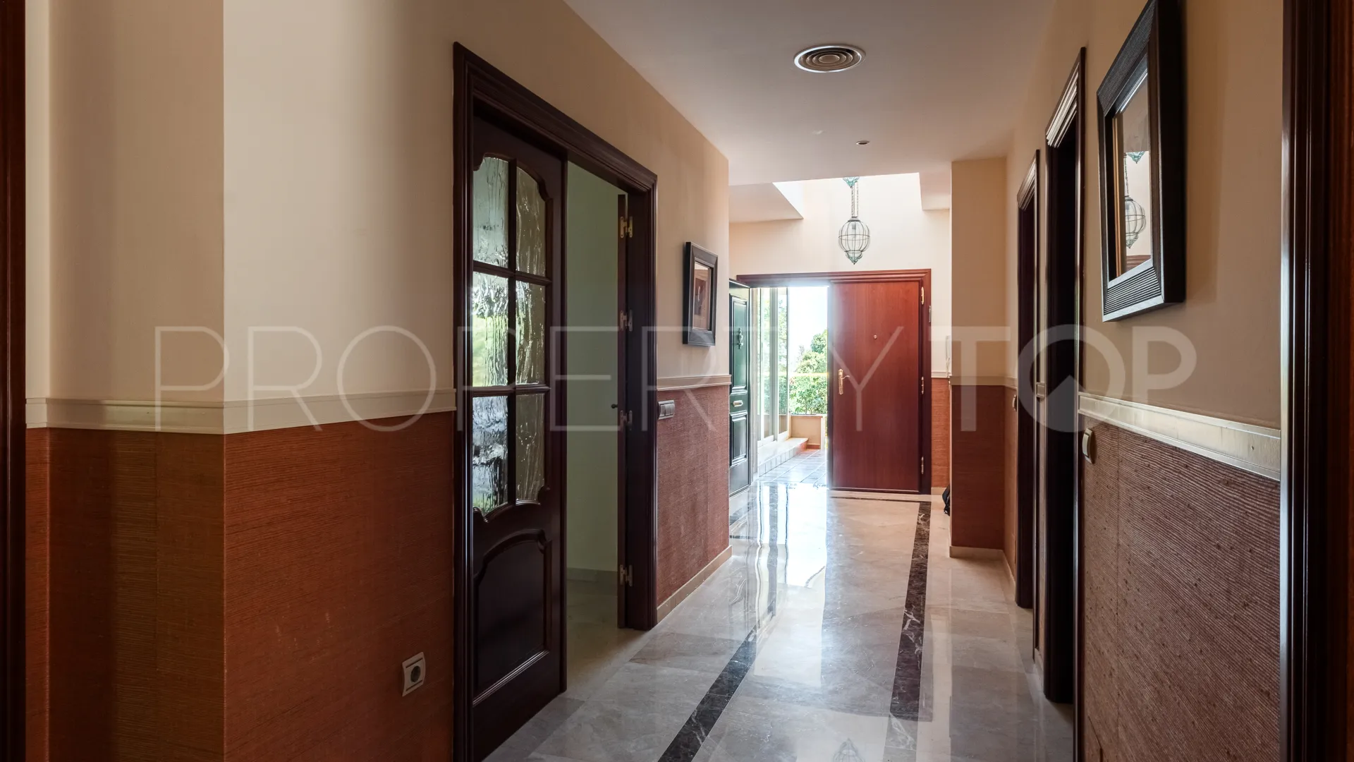 Se vende chalet en Alhaurin de la Torre con 5 dormitorios