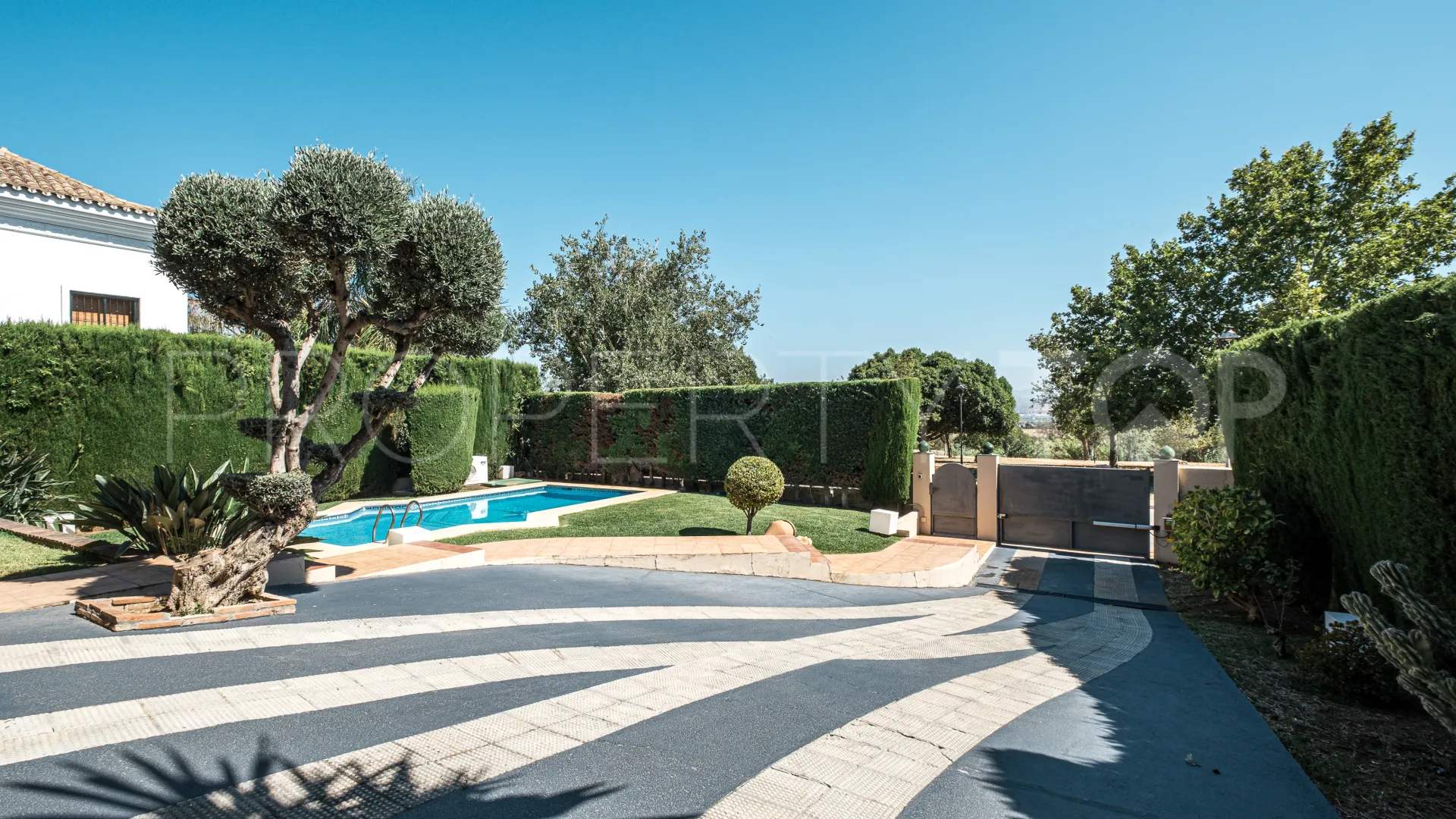 Se vende chalet en Alhaurin de la Torre con 5 dormitorios