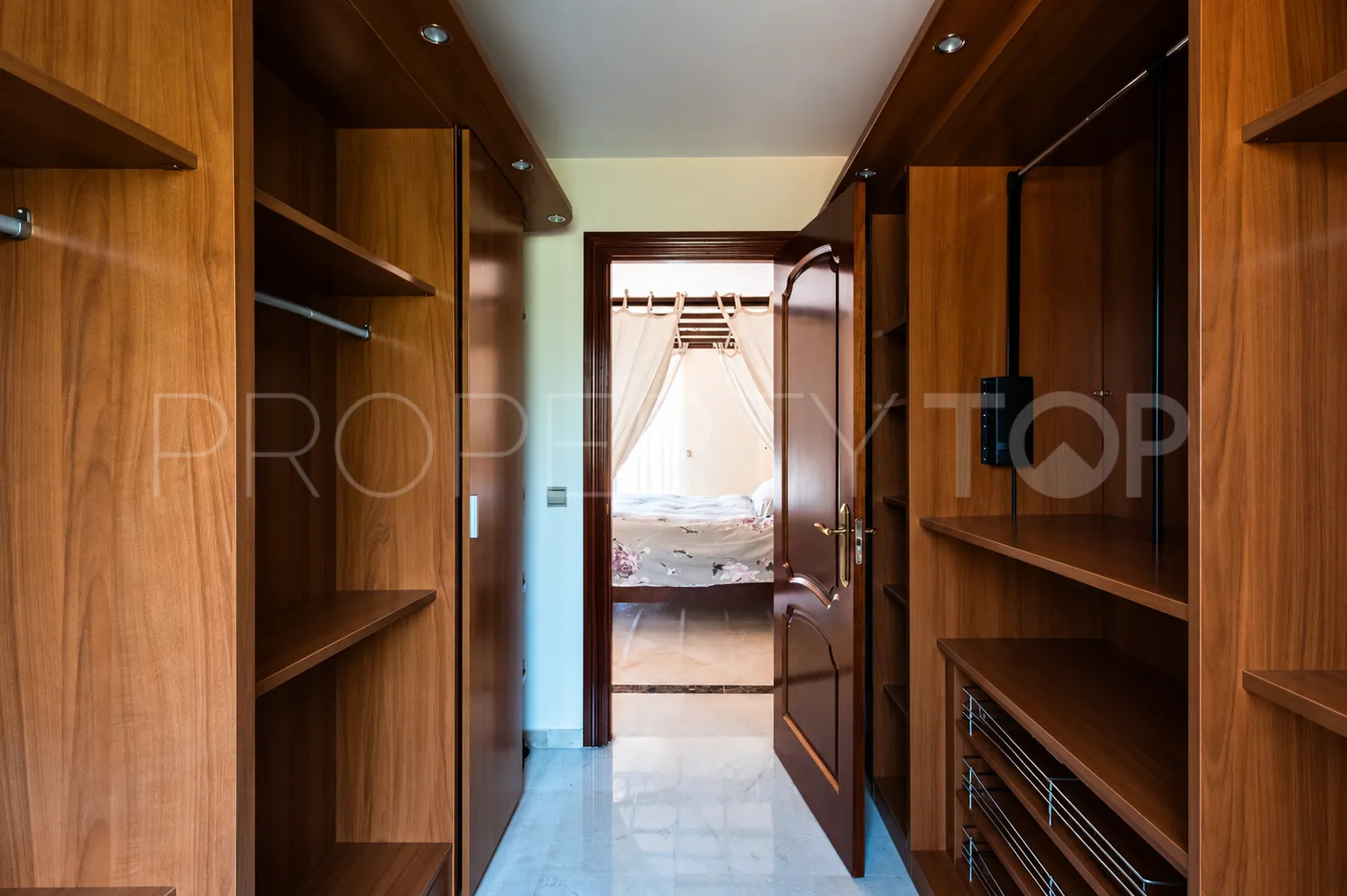 Se vende chalet en Alhaurin de la Torre con 5 dormitorios