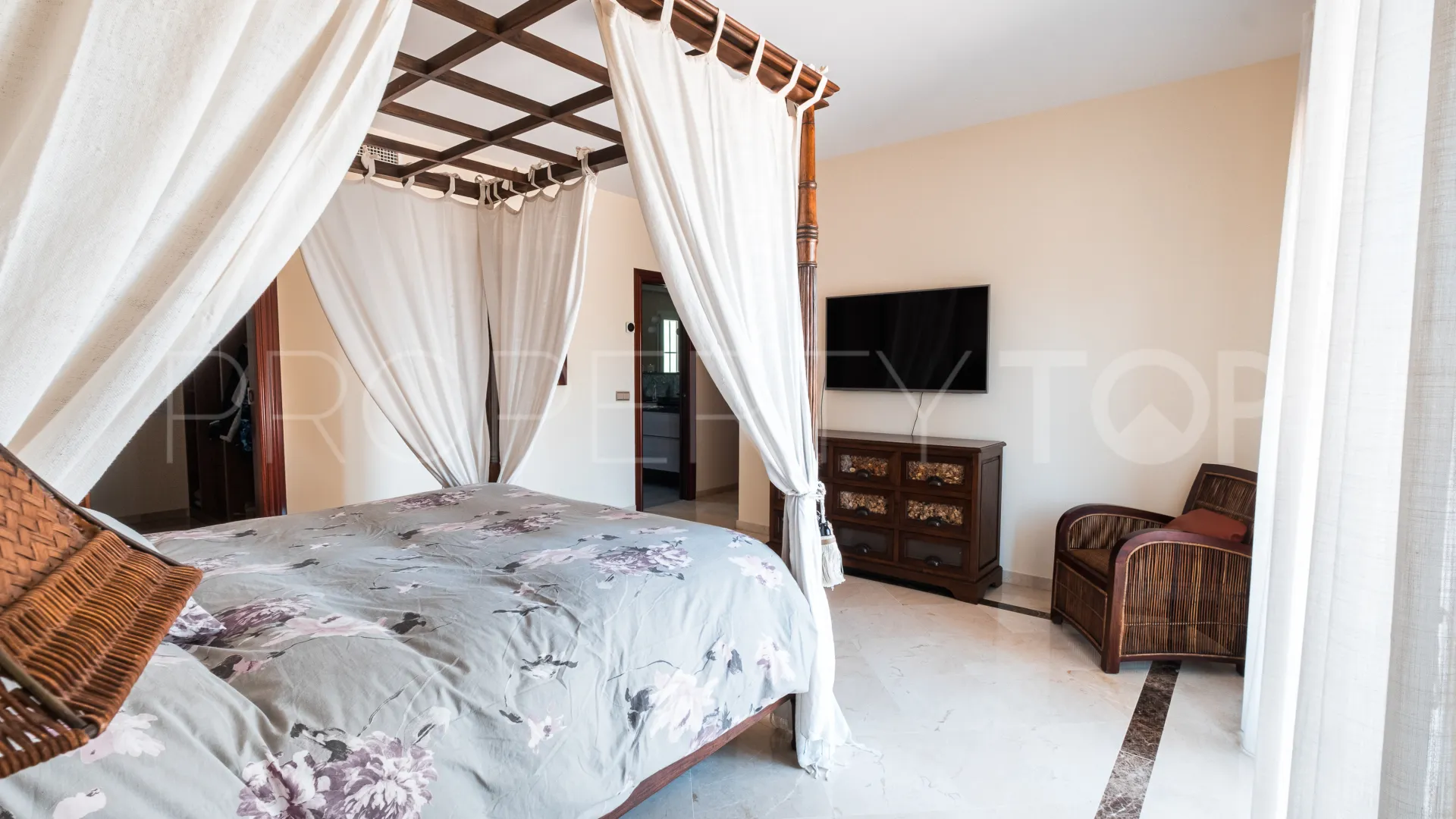 Se vende chalet en Alhaurin de la Torre con 5 dormitorios