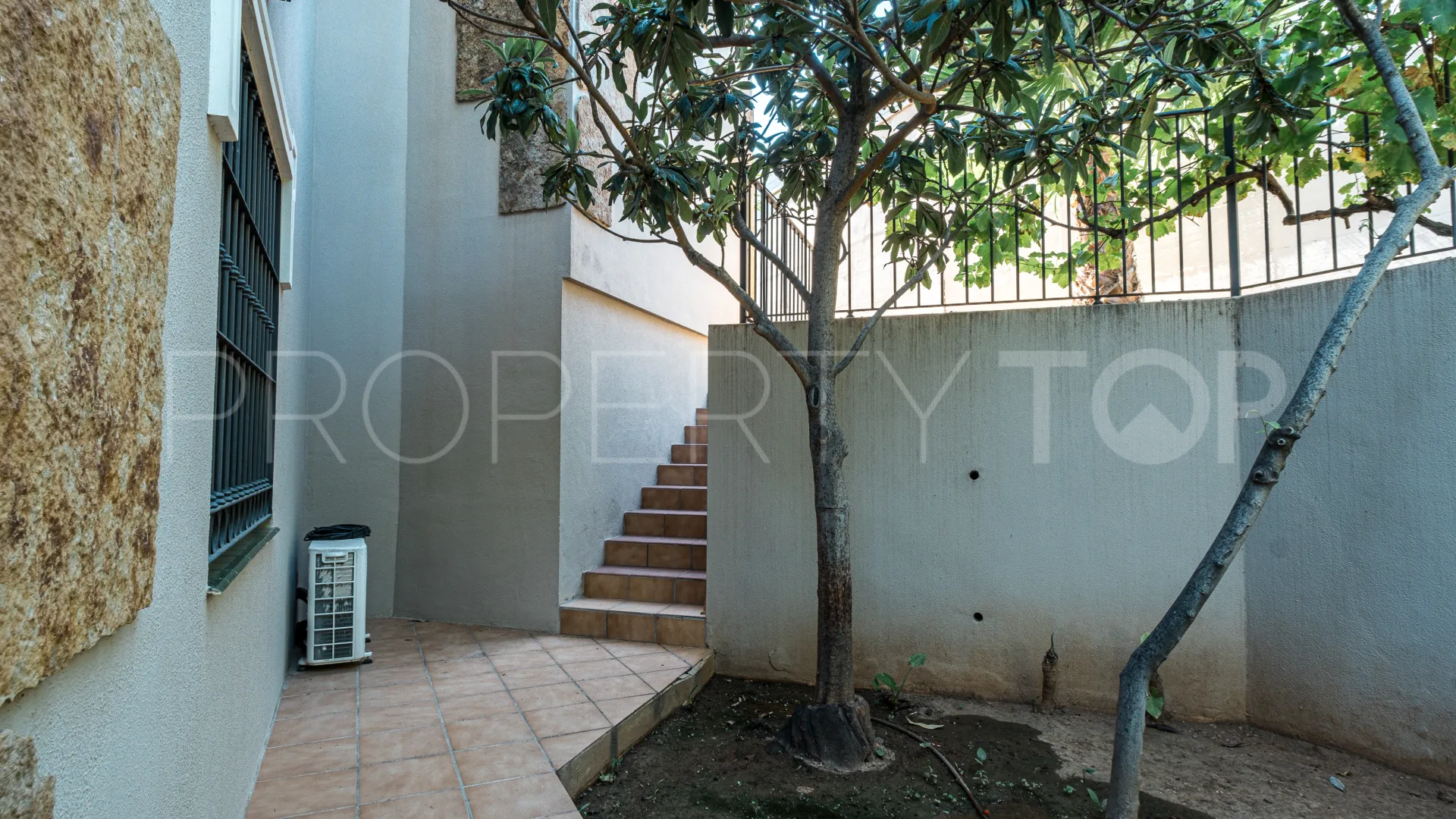 Se vende chalet en Alhaurin de la Torre con 5 dormitorios