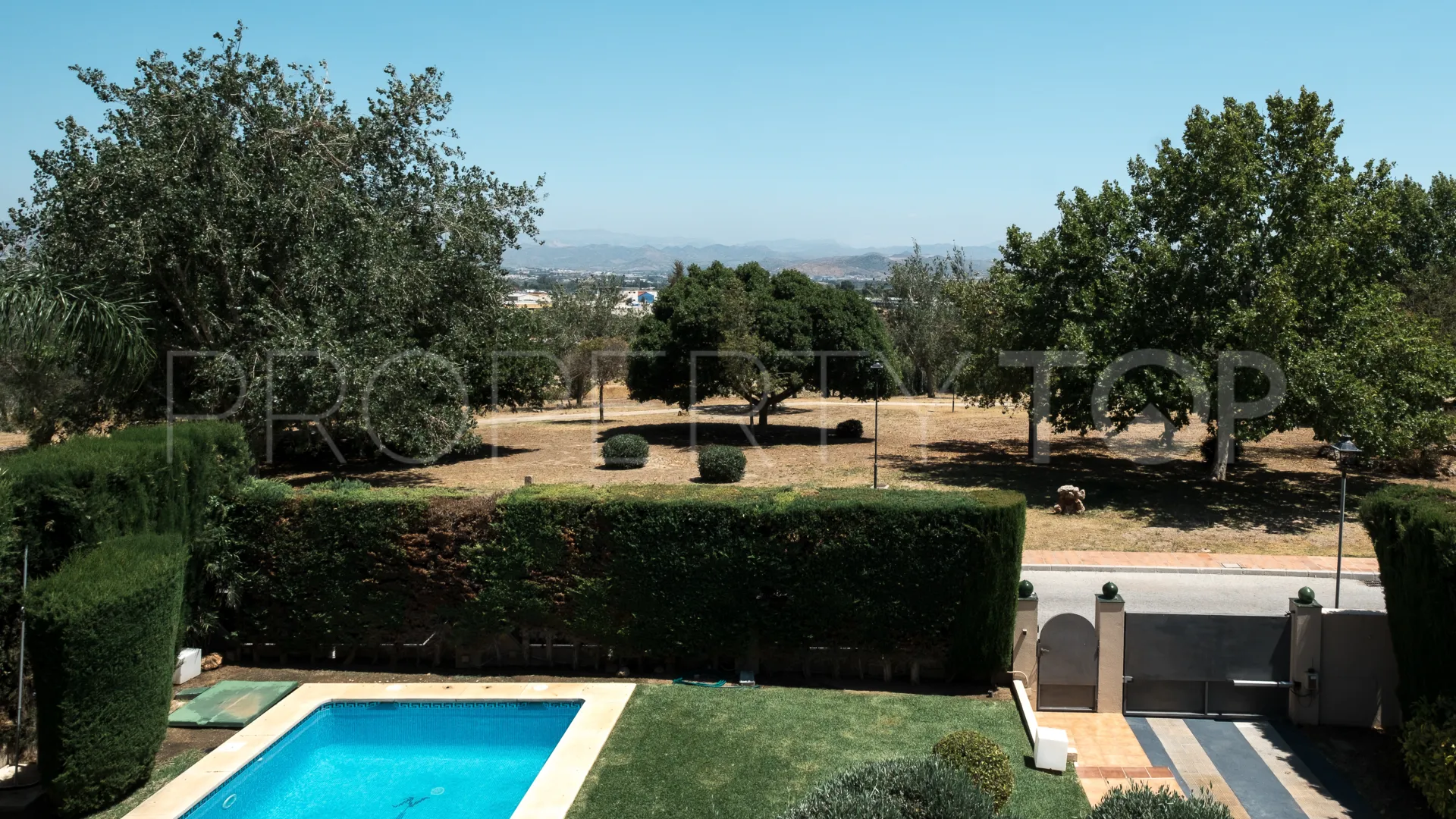 Se vende chalet en Alhaurin de la Torre con 5 dormitorios