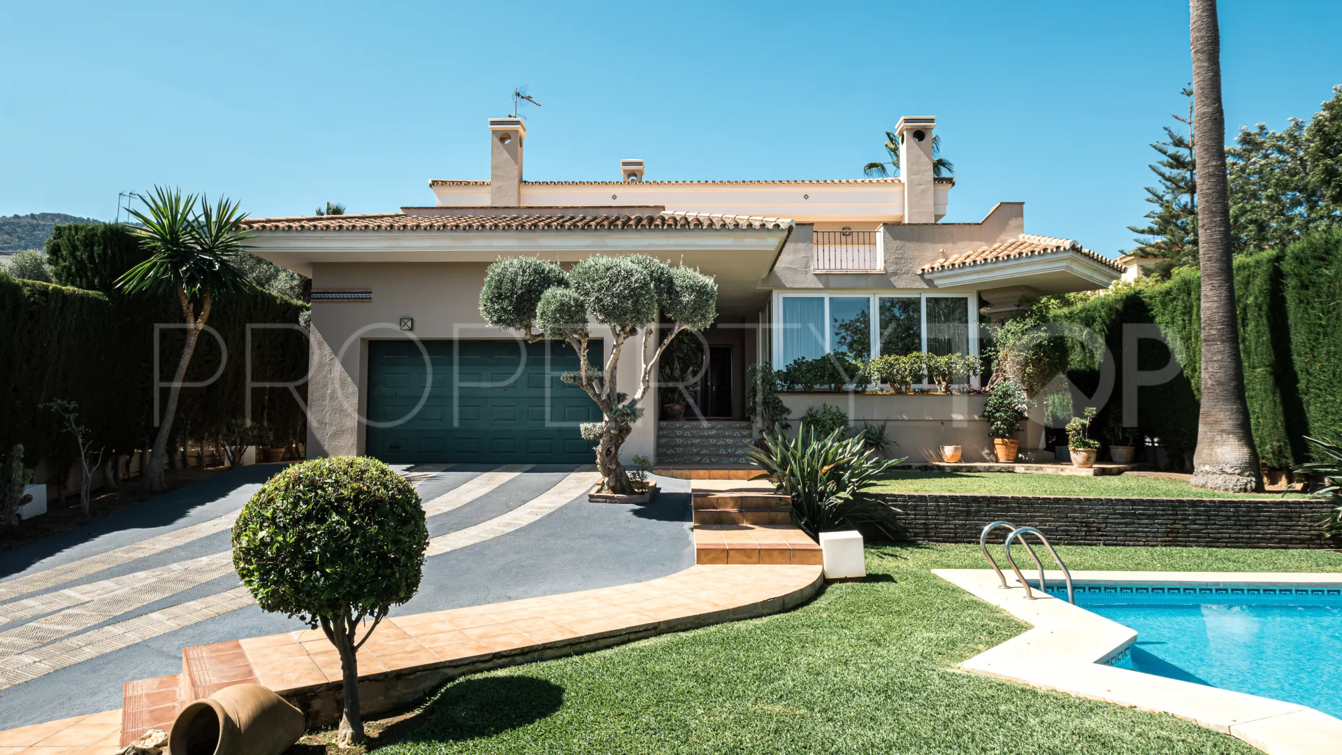 Se vende chalet en Alhaurin de la Torre con 5 dormitorios