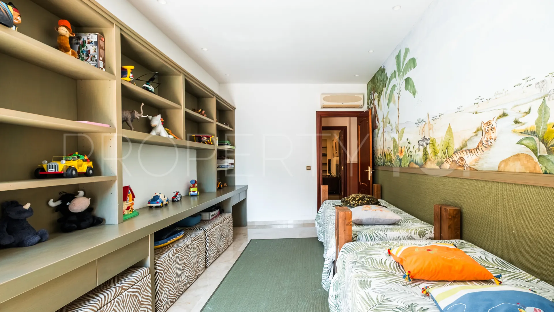 Se vende chalet en Alhaurin de la Torre con 5 dormitorios