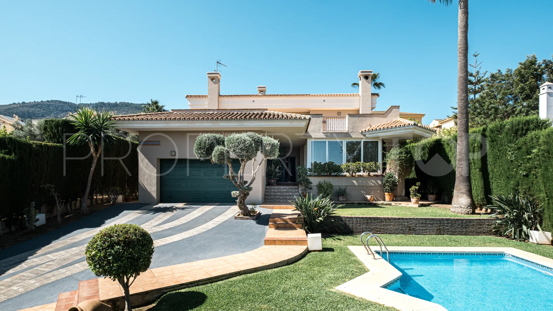 Se vende chalet en Alhaurin de la Torre con 5 dormitorios