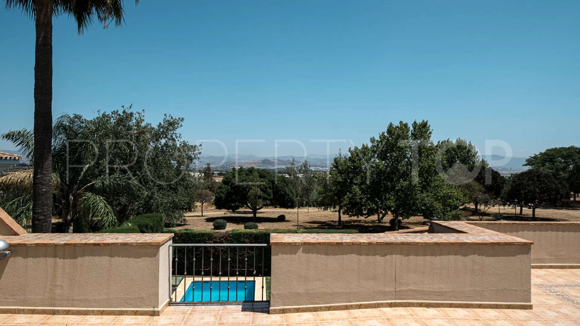 Se vende chalet en Alhaurin de la Torre con 5 dormitorios