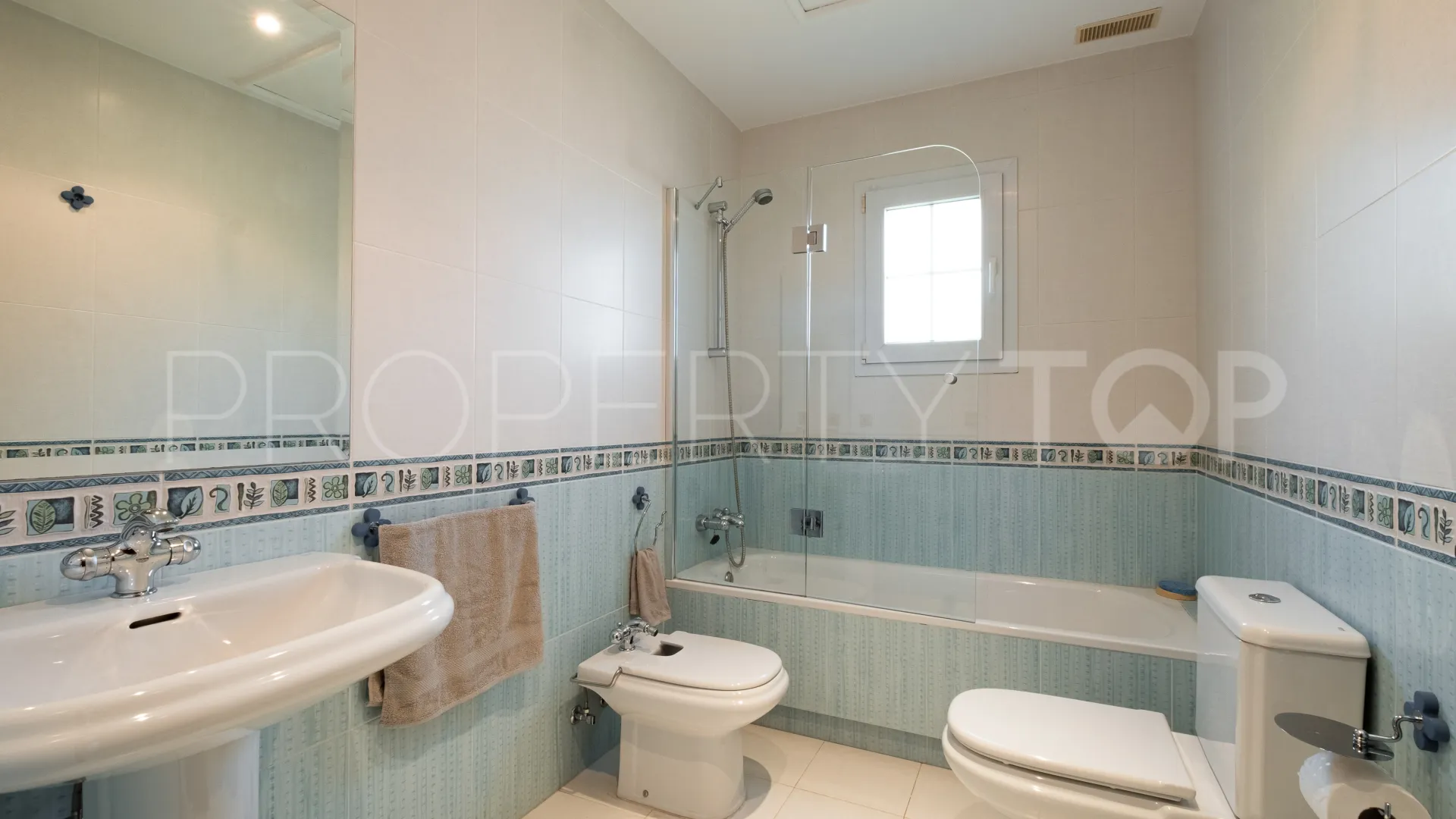 Se vende chalet en Alhaurin de la Torre con 5 dormitorios