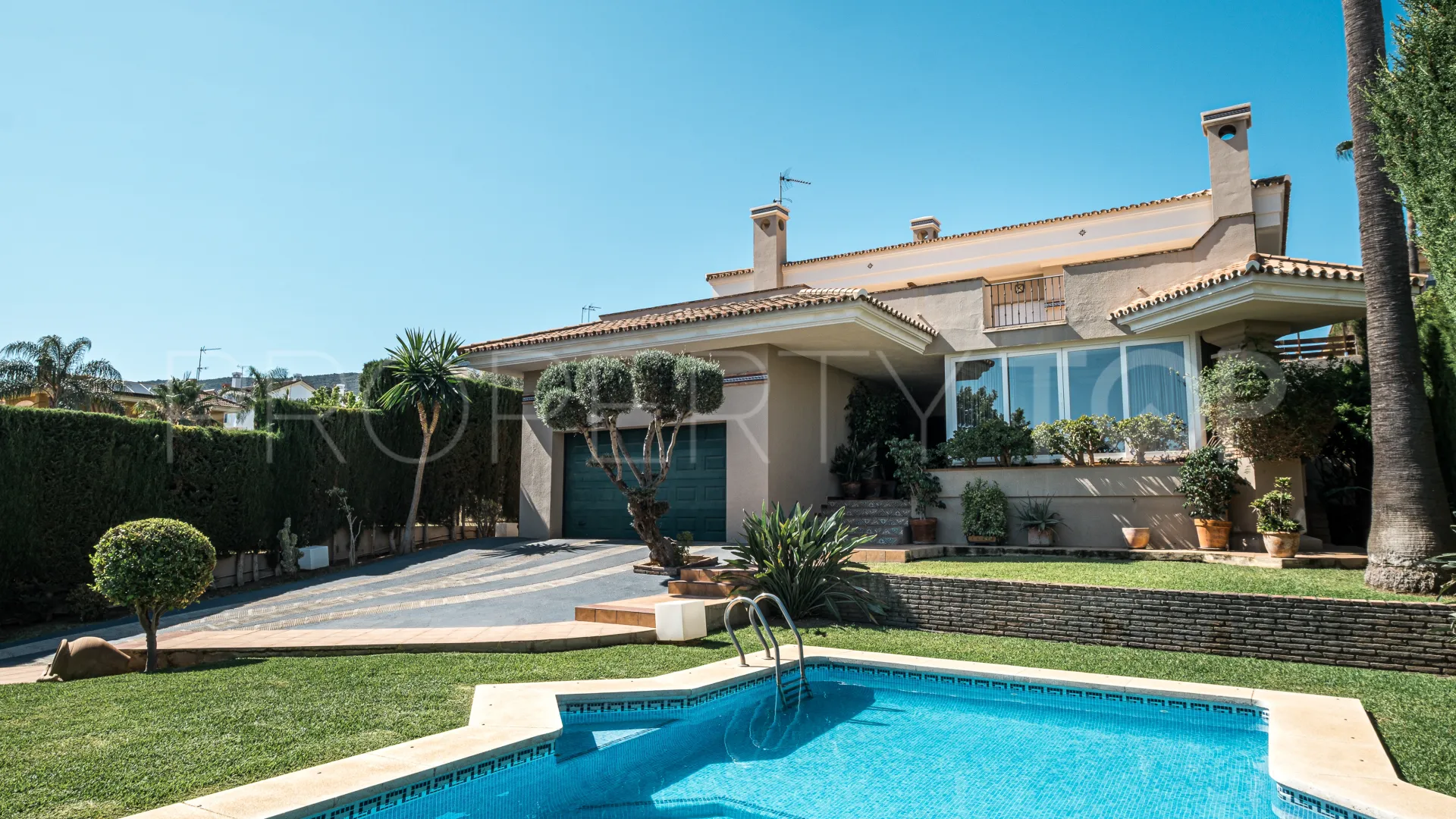 Se vende chalet en Alhaurin de la Torre con 5 dormitorios