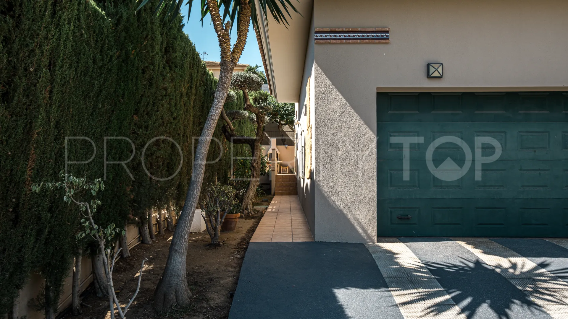 Se vende chalet en Alhaurin de la Torre con 5 dormitorios