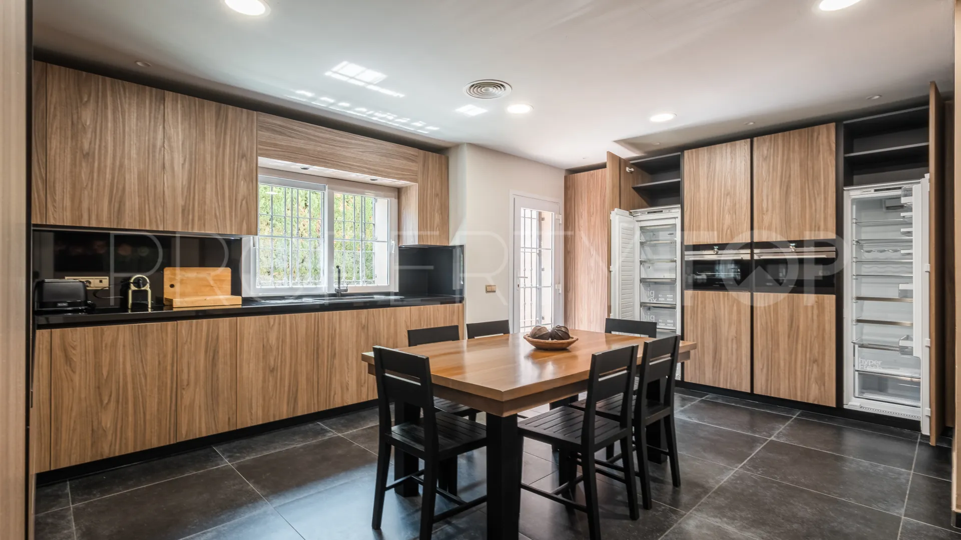 Se vende chalet en Alhaurin de la Torre con 5 dormitorios