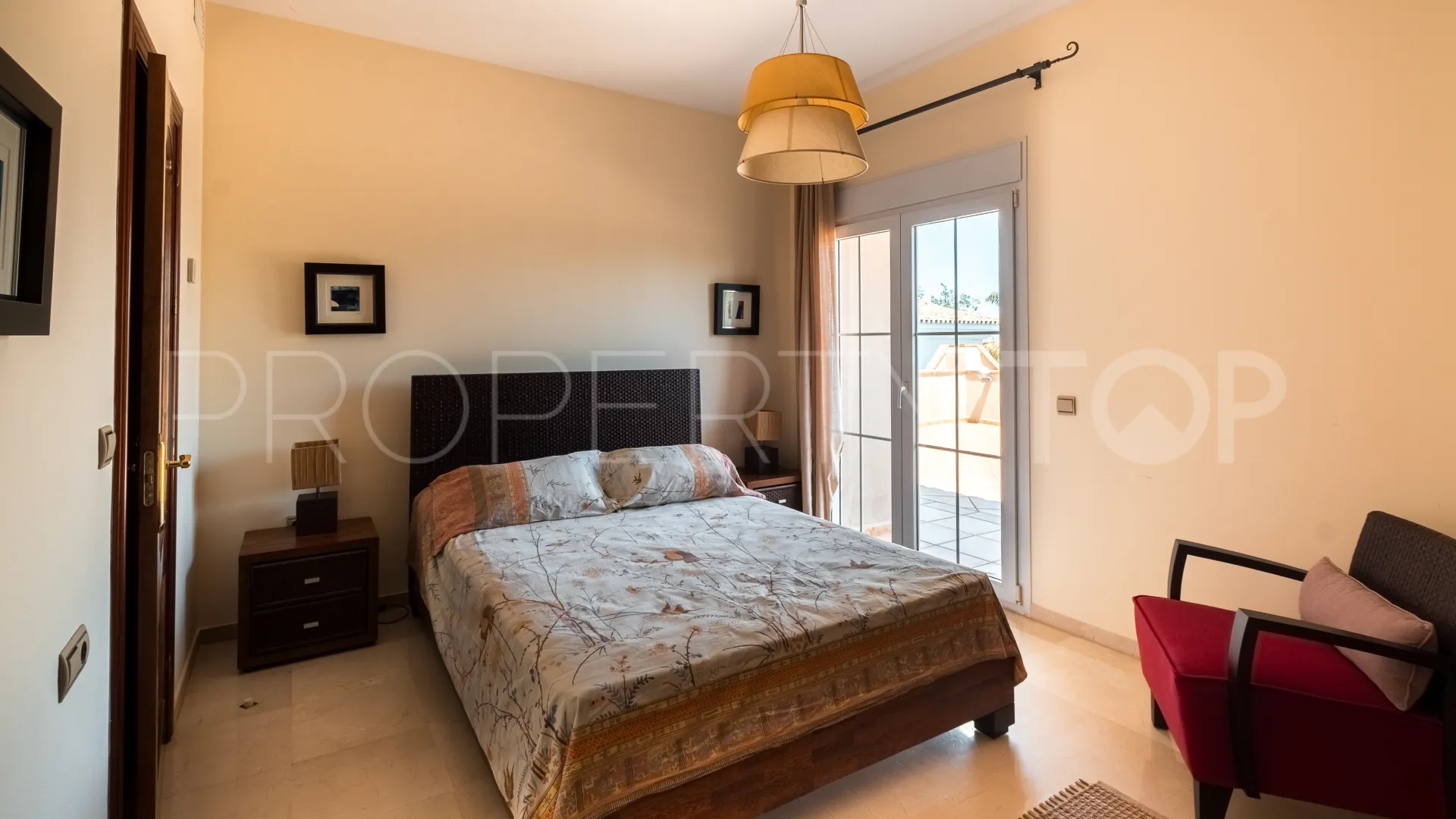 Se vende chalet en Alhaurin de la Torre con 5 dormitorios