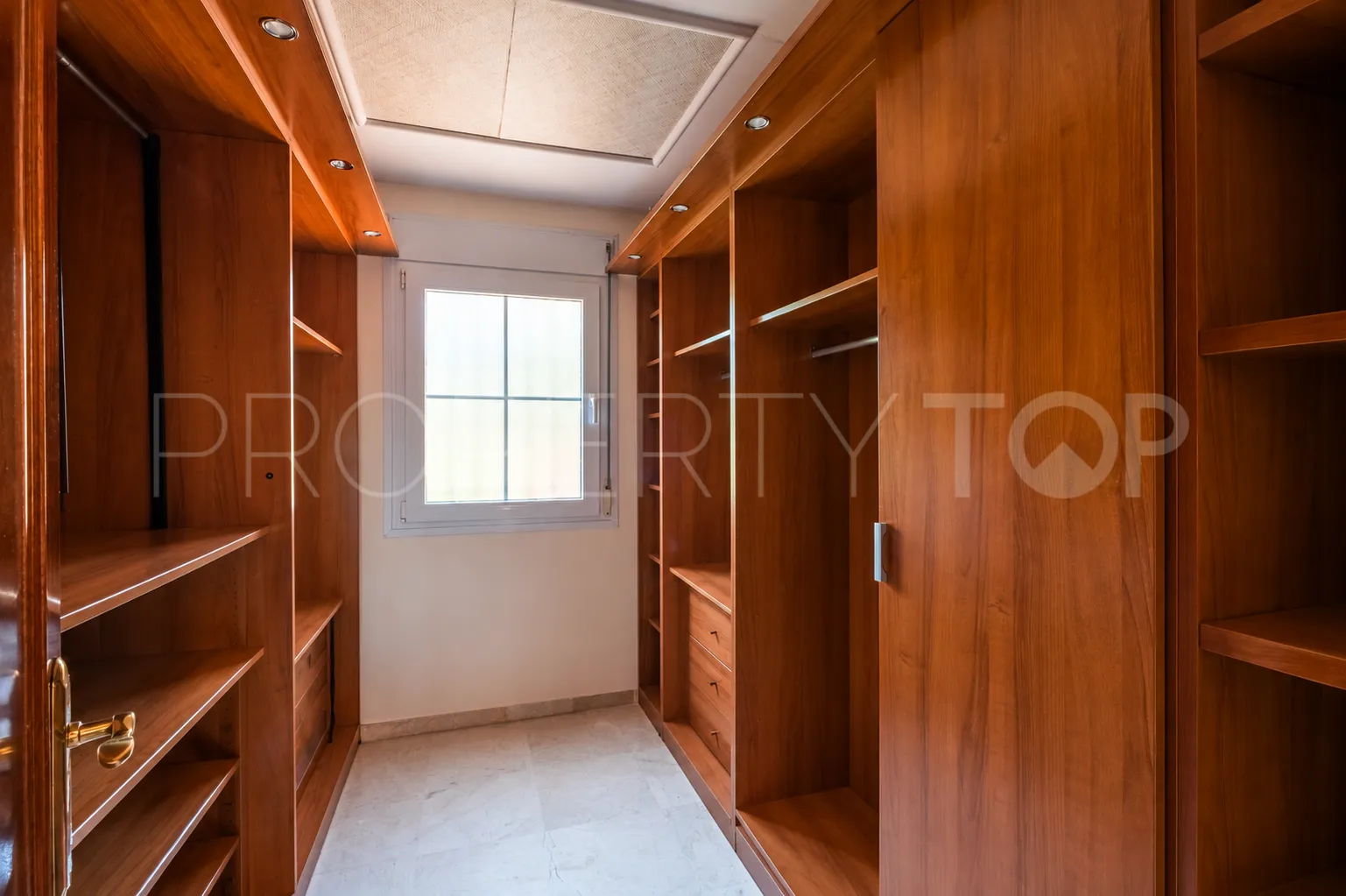 Se vende chalet en Alhaurin de la Torre con 5 dormitorios