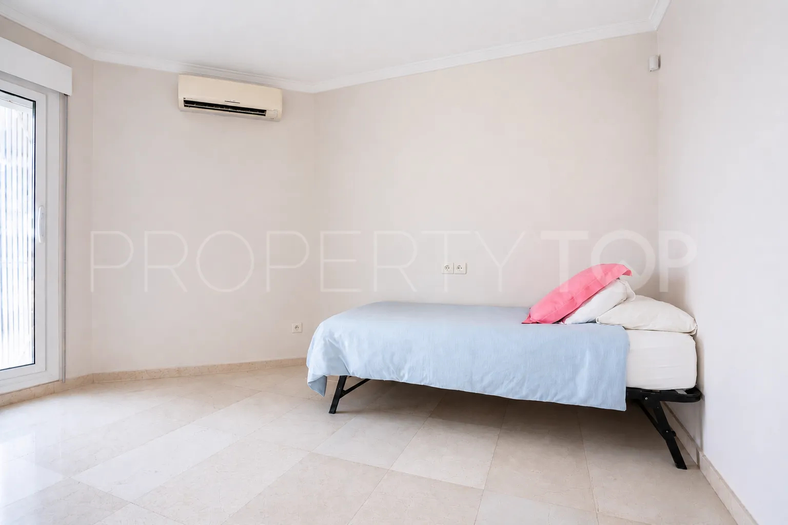 Apartamento en venta con 4 dormitorios en Playa Bajadilla - Puertos