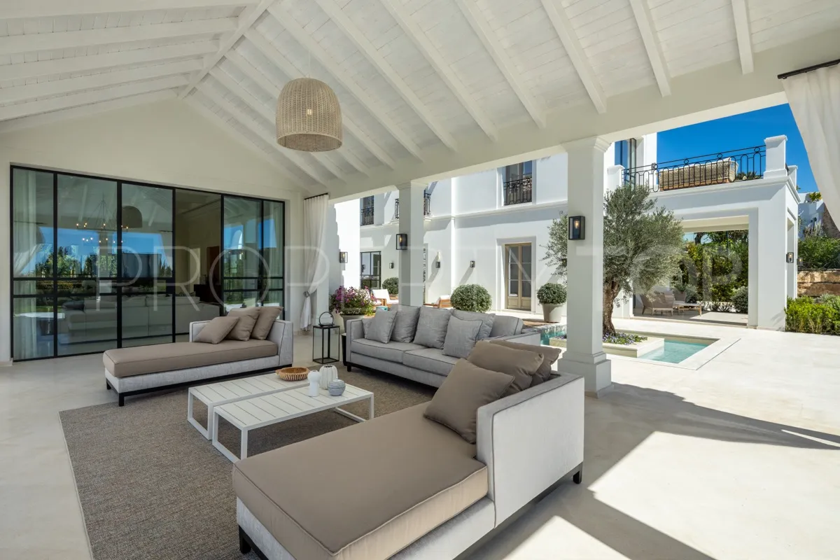 Se vende villa con 6 dormitorios en Nueva Andalucia