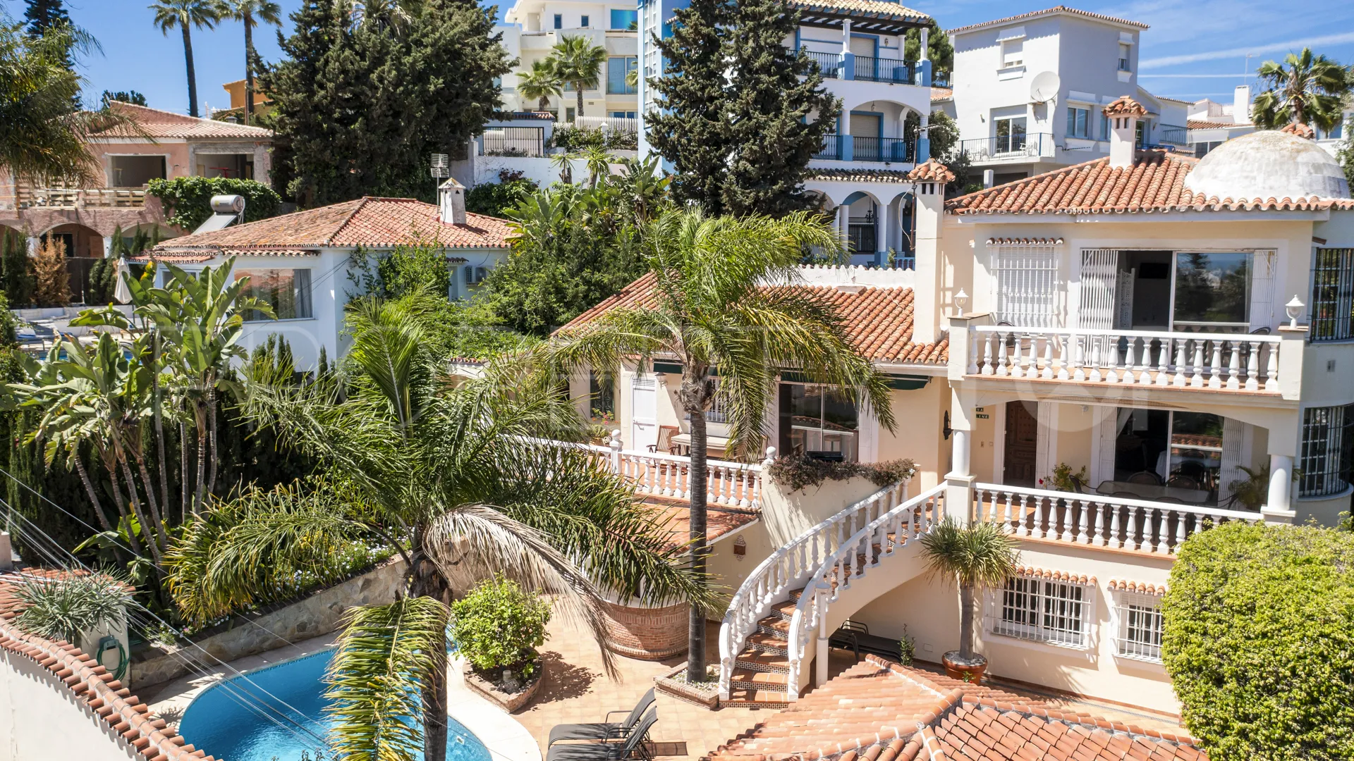 Villa for sale in Nueva Andalucia