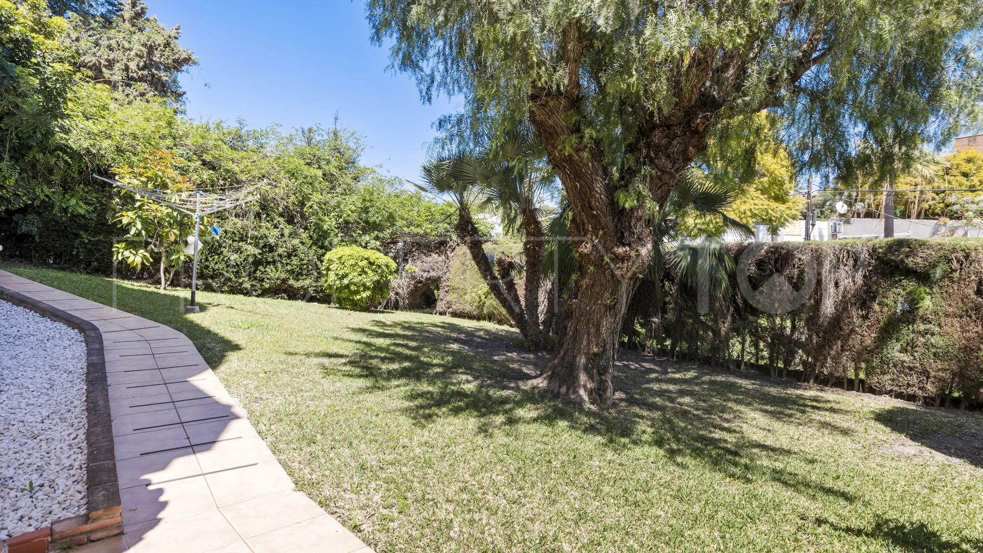 Villa for sale in Nueva Andalucia