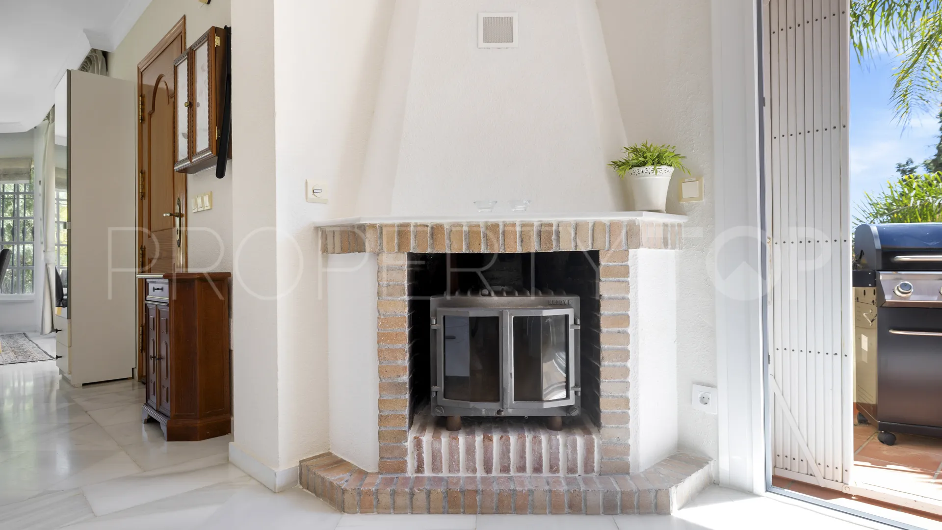Villa for sale in Nueva Andalucia