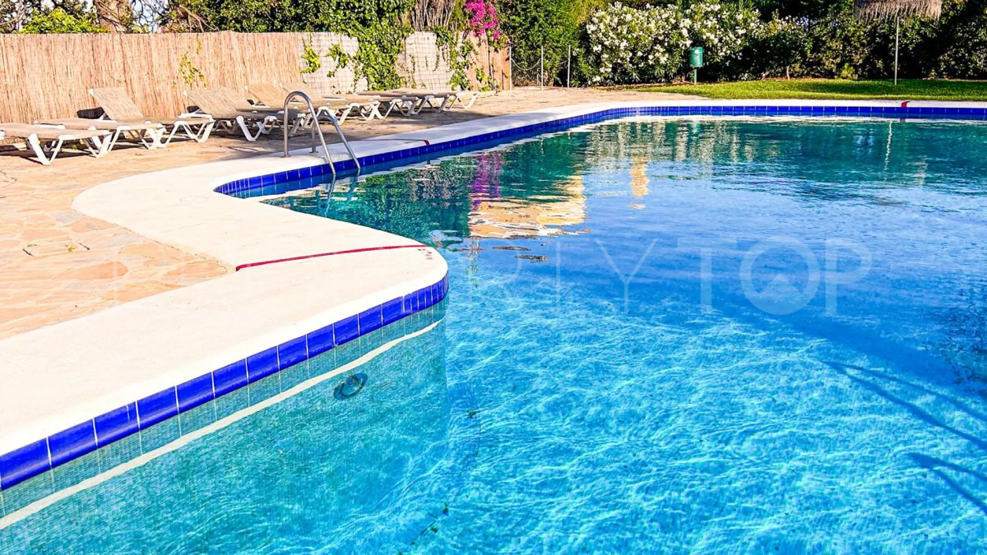 Se vende apartamento con 2 dormitorios en Atalaya