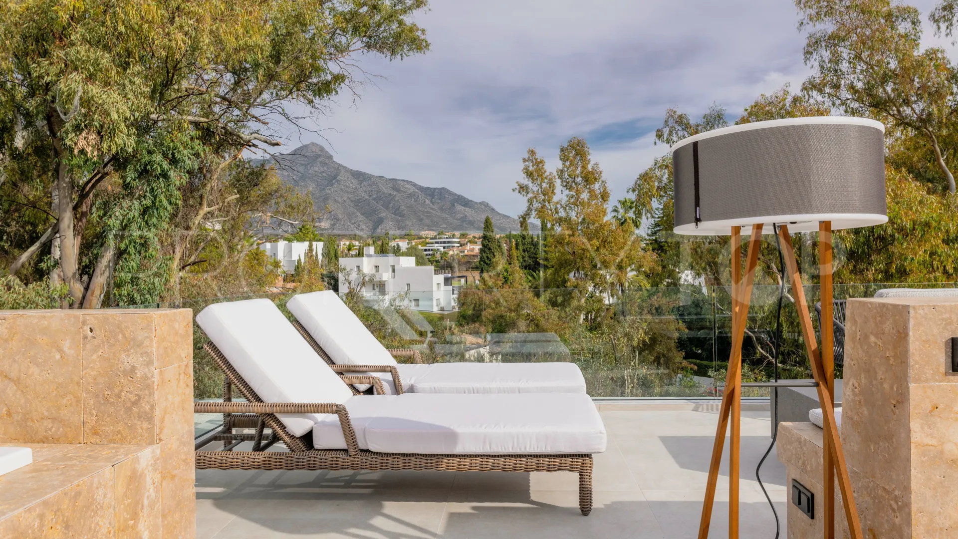 6 bedrooms Nueva Andalucia villa for sale