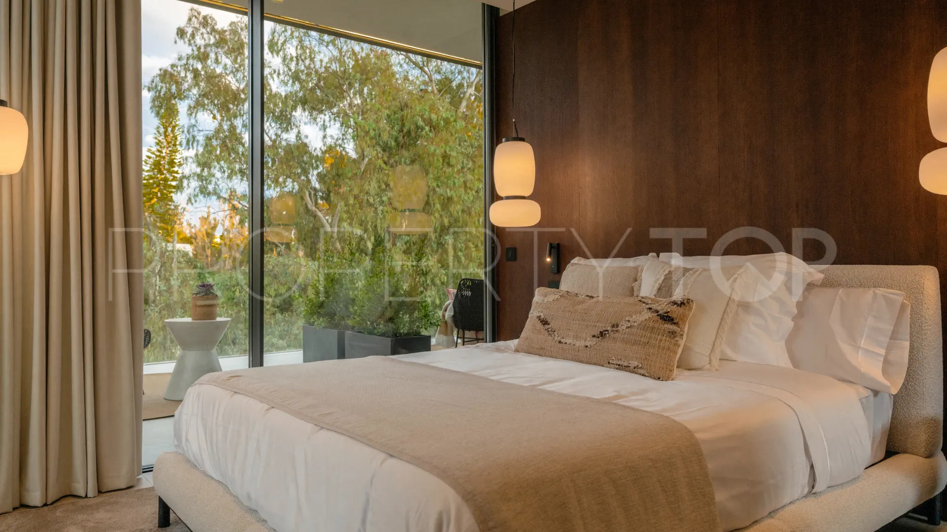6 bedrooms Nueva Andalucia villa for sale