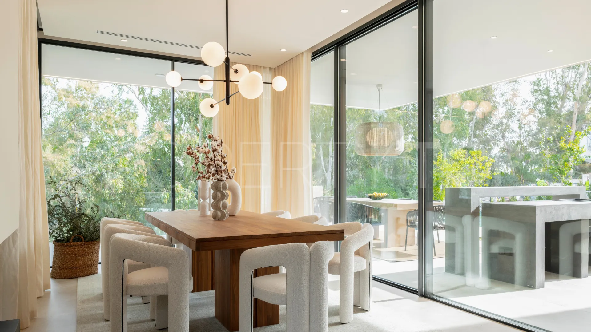 6 bedrooms Nueva Andalucia villa for sale