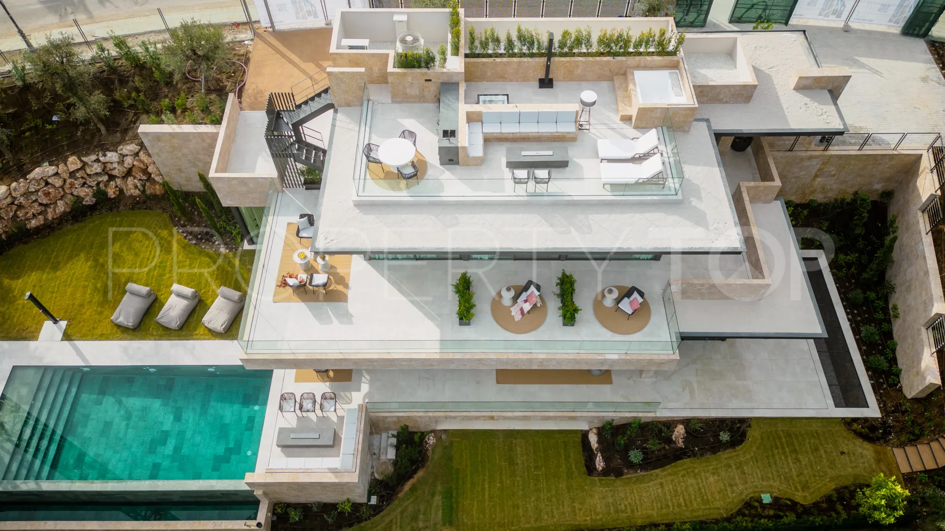 6 bedrooms Nueva Andalucia villa for sale