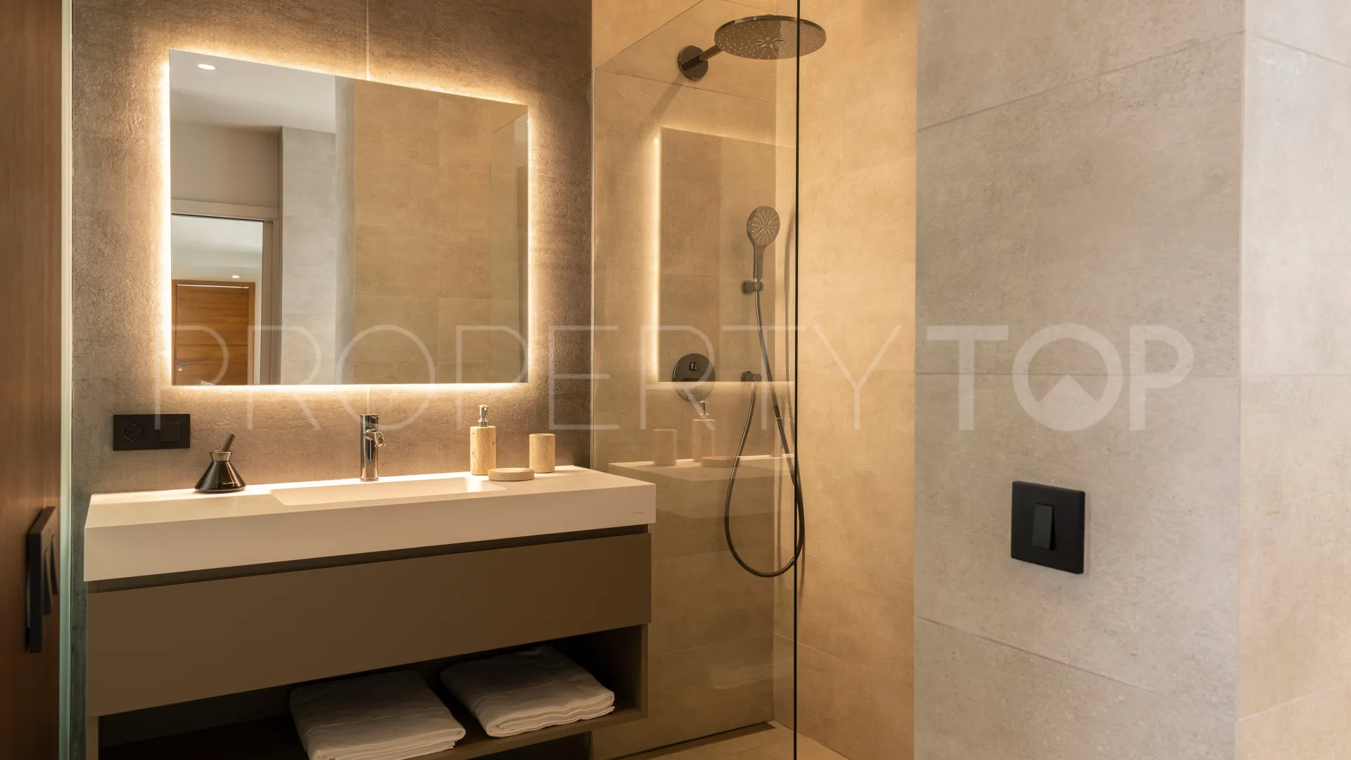 6 bedrooms Nueva Andalucia villa for sale