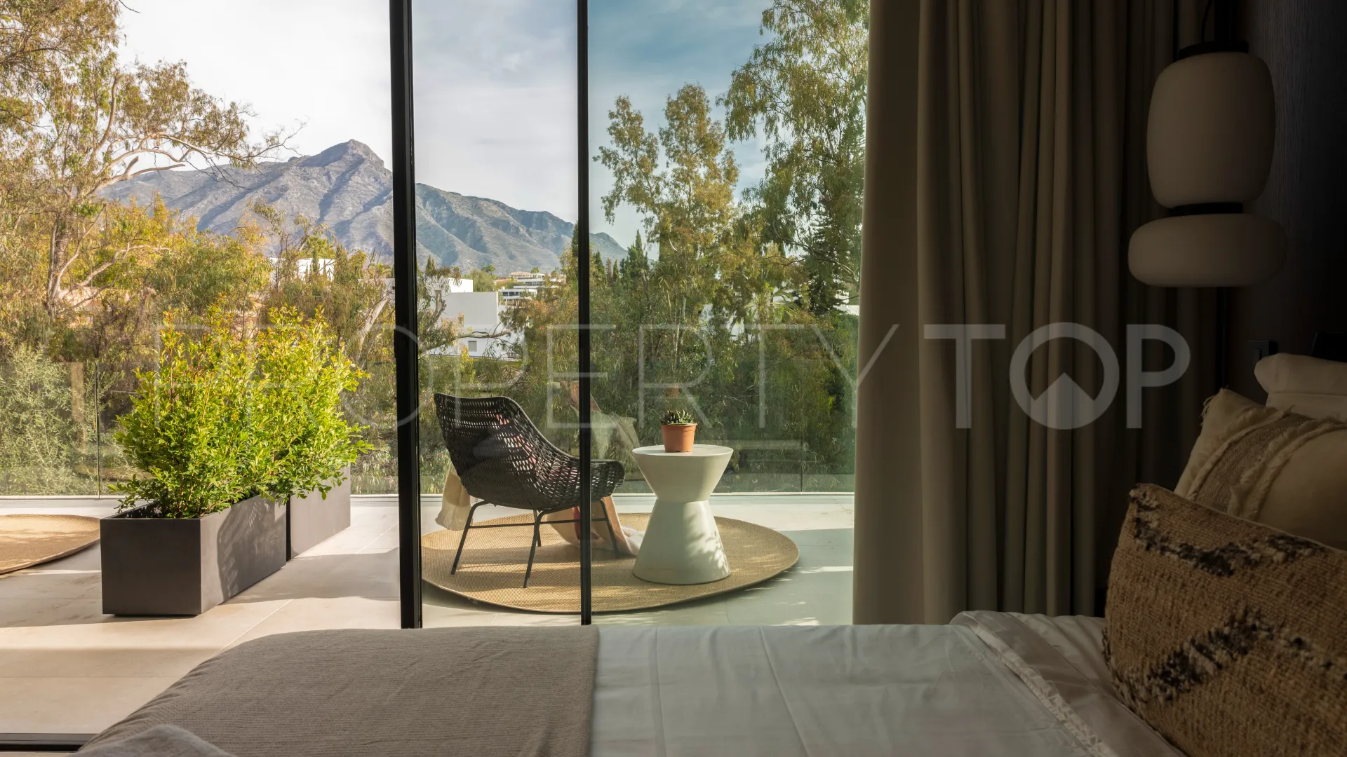 6 bedrooms Nueva Andalucia villa for sale