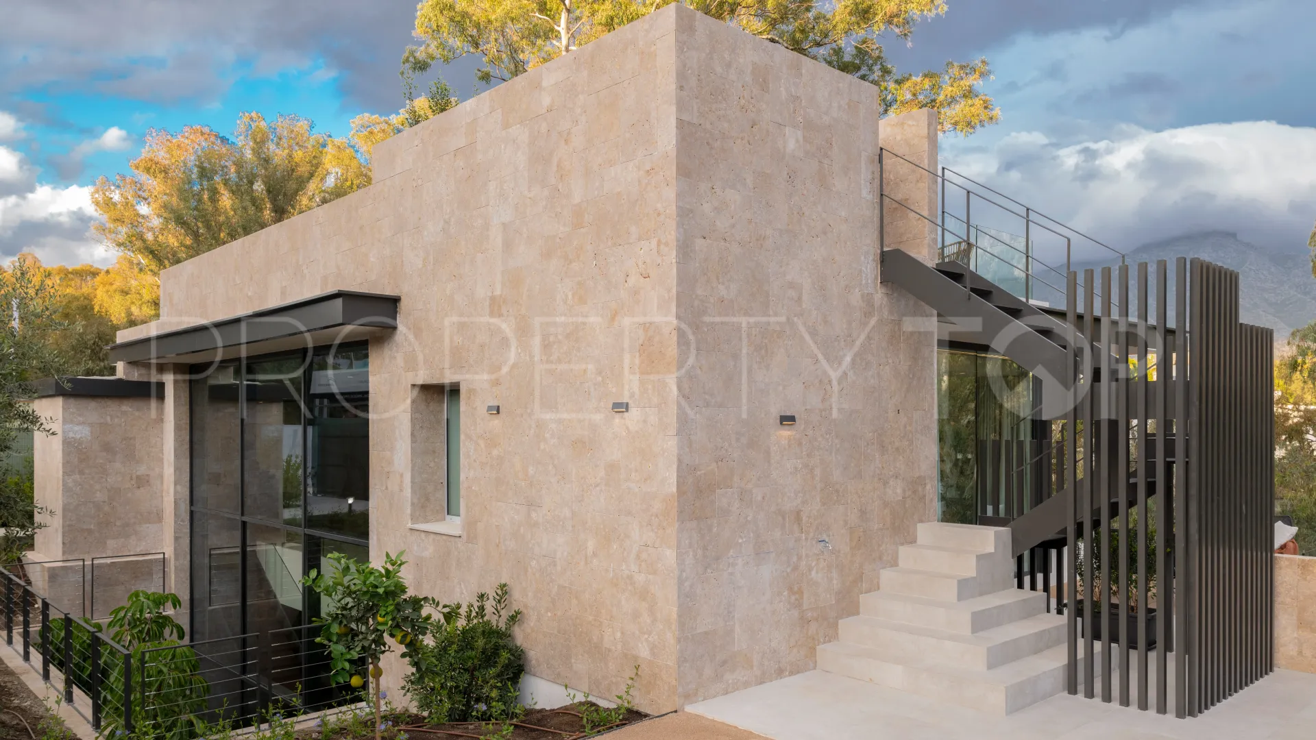 6 bedrooms Nueva Andalucia villa for sale