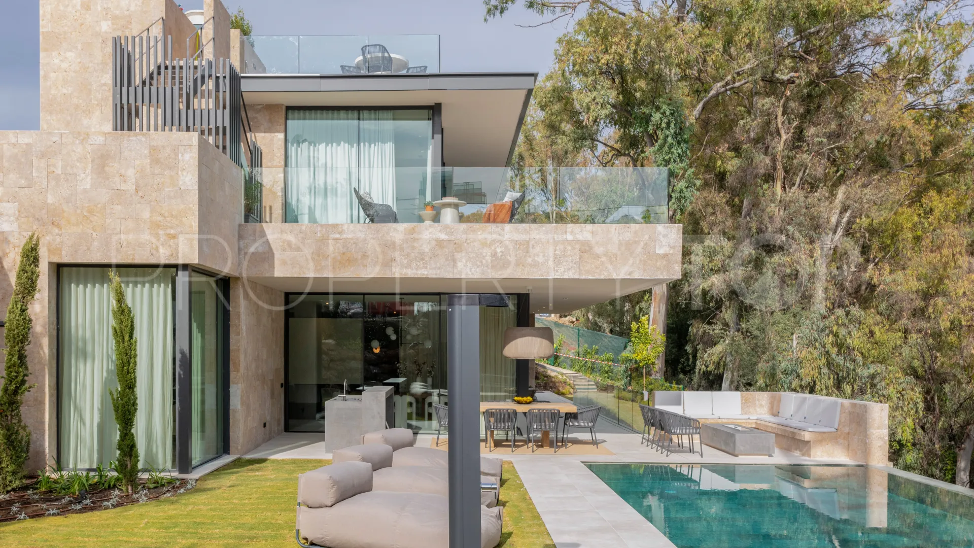 6 bedrooms Nueva Andalucia villa for sale