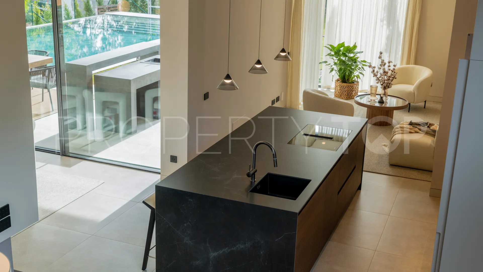 6 bedrooms Nueva Andalucia villa for sale