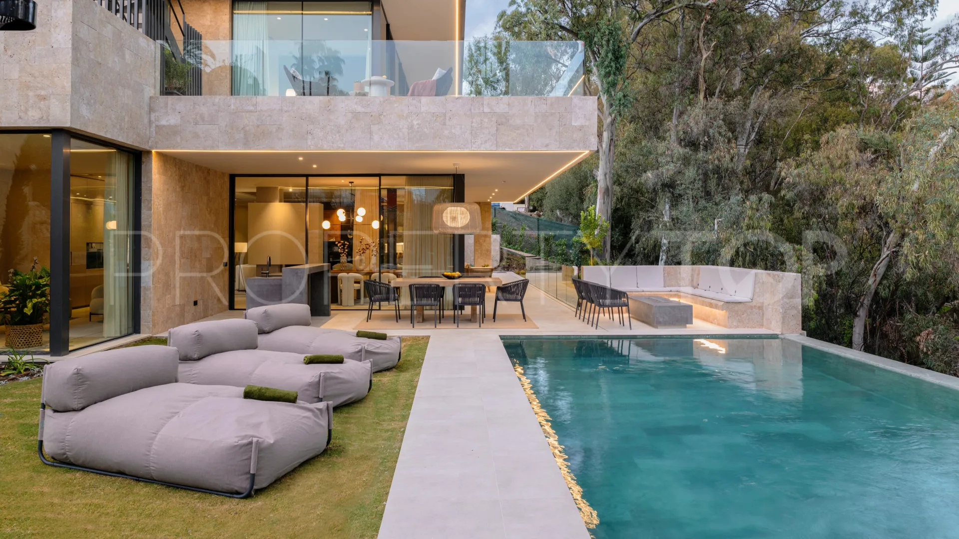 6 bedrooms Nueva Andalucia villa for sale